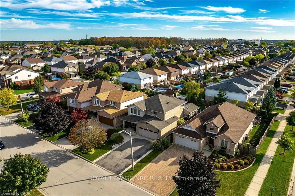Photo 3 of 133 Eringate Drive, Hamilton, Stoney Creek — HOMEH