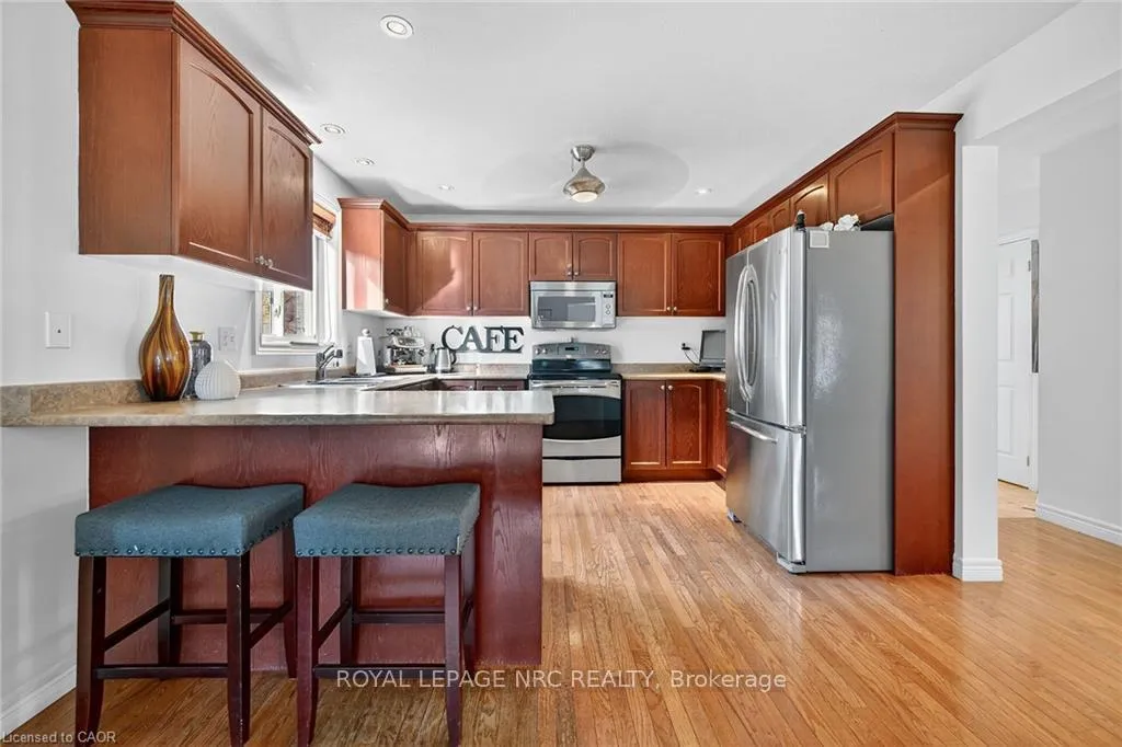 Photo 11 of 133 Eringate Drive, Hamilton, Stoney Creek — HOMEH