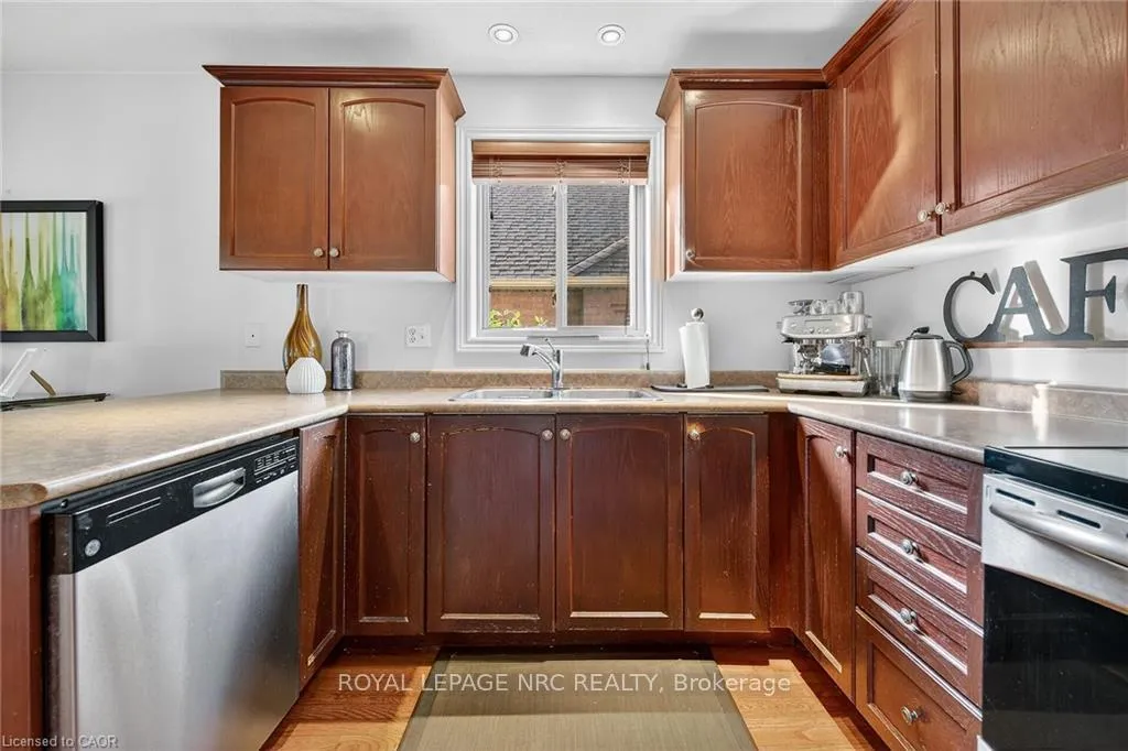 Photo 13 of 133 Eringate Drive, Hamilton, Stoney Creek — HOMEH
