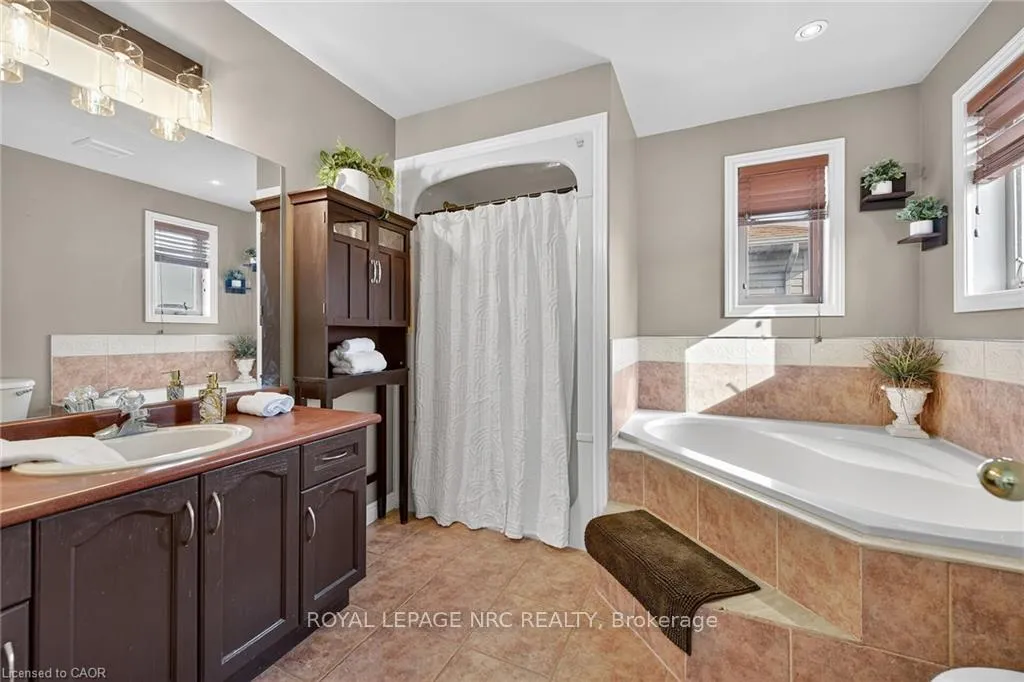 Photo 24 of 133 Eringate Drive, Hamilton, Stoney Creek — HOMEH