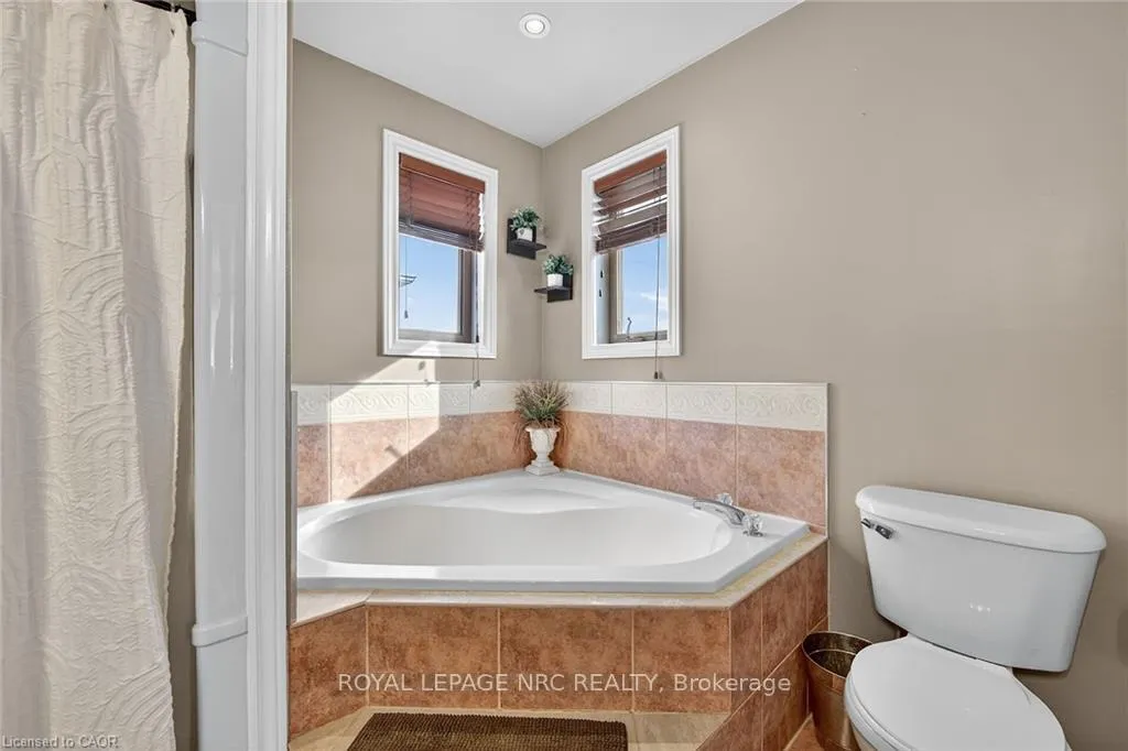Photo 25 of 133 Eringate Drive, Hamilton, Stoney Creek — HOMEH