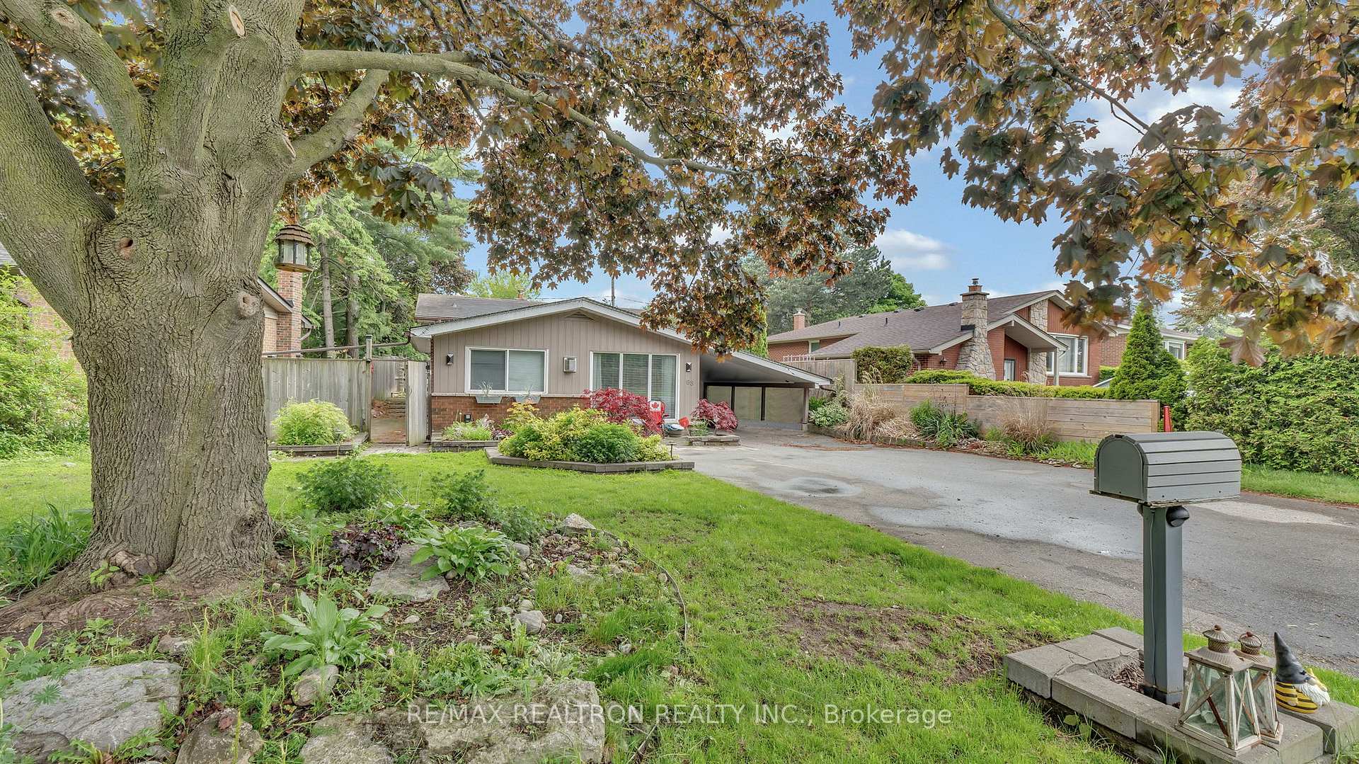Photo 2 of 63 Dreyer Drive E, Ajax, South East — HOMEH