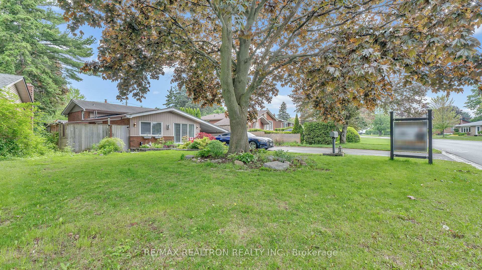 Photo 4 of 63 Dreyer Drive E, Ajax, South East — HOMEH