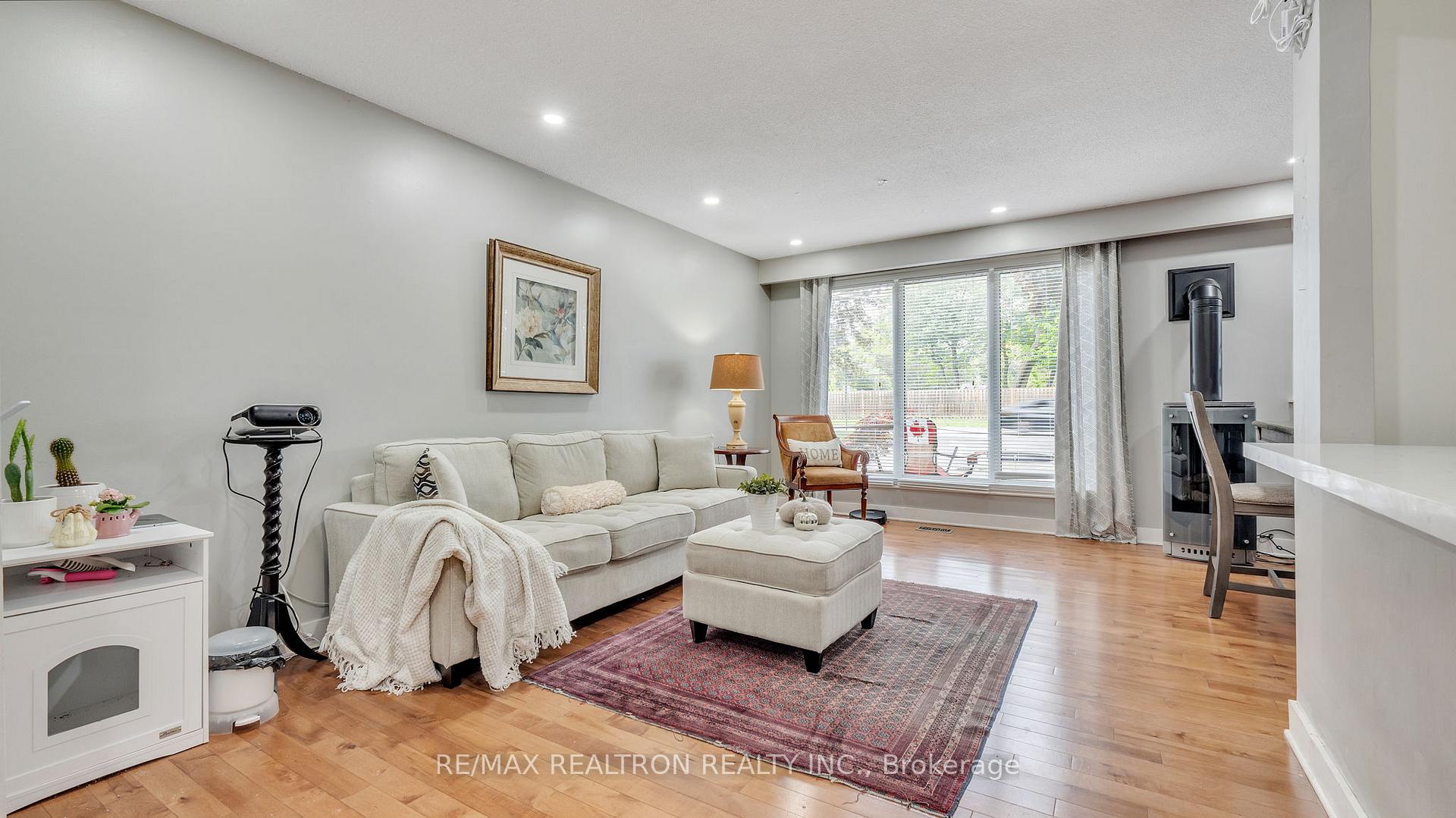 Photo 7 of 63 Dreyer Drive E, Ajax, South East — HOMEH