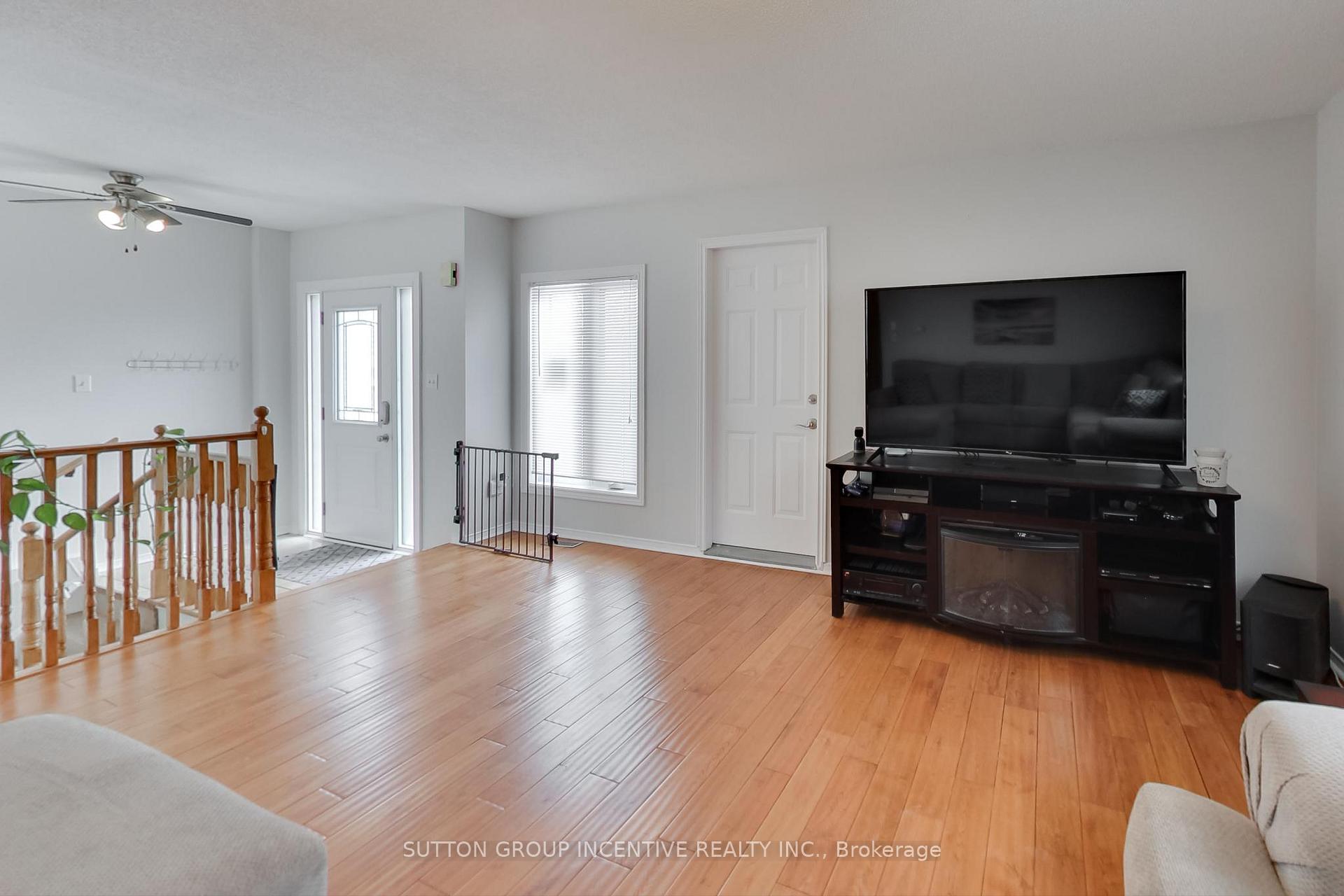 Photo 3 of 32 Gore Drive, Barrie, Ardagh — HOMEH