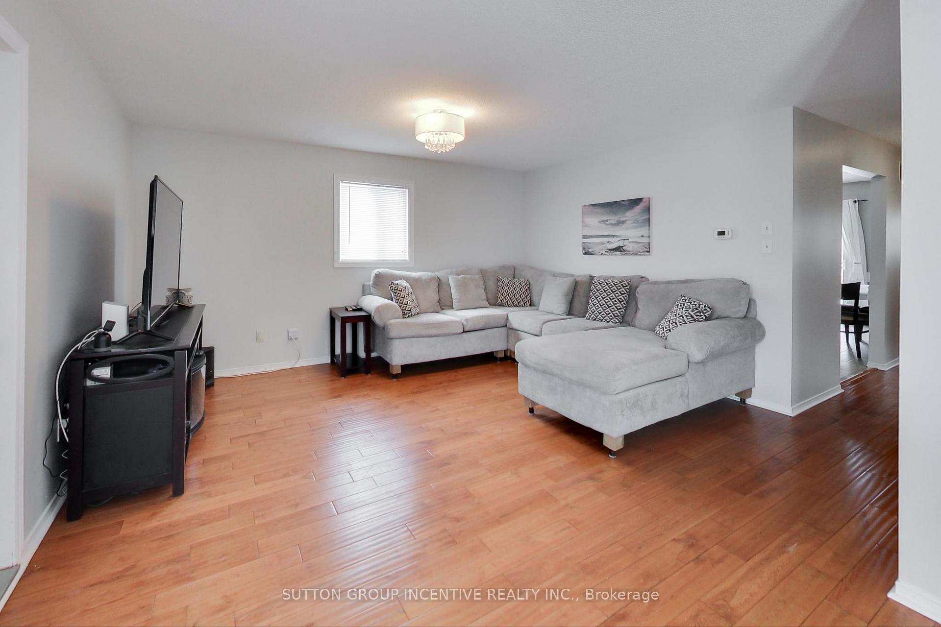 Photo 4 of 32 Gore Drive, Barrie, Ardagh — HOMEH