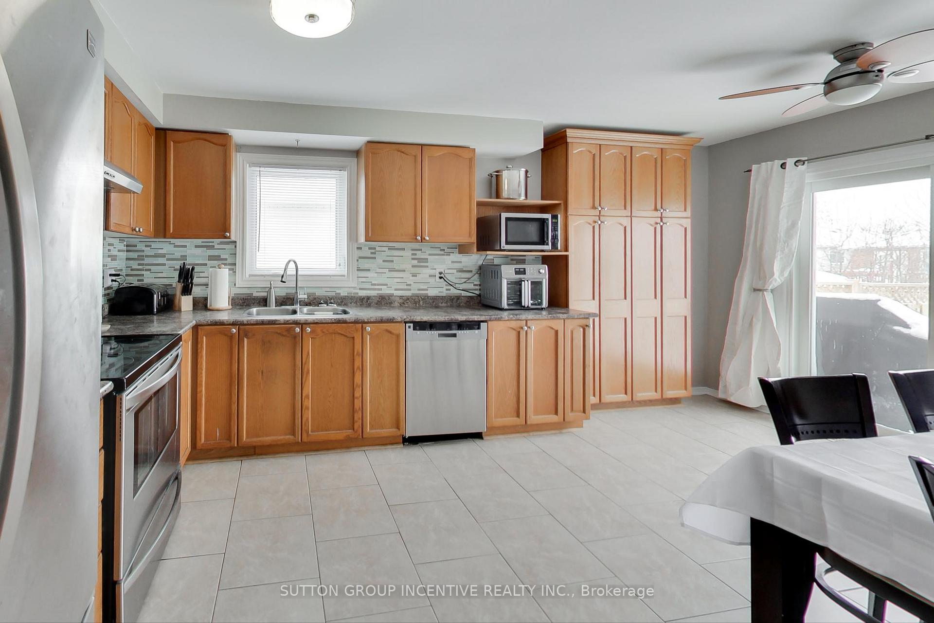 Photo 7 of 32 Gore Drive, Barrie, Ardagh — HOMEH