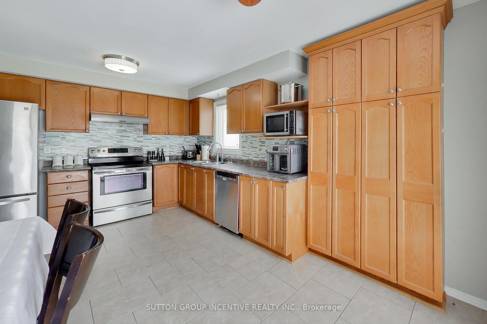 Photo 8 of 32 Gore Drive, Barrie, Ardagh — HOMEH