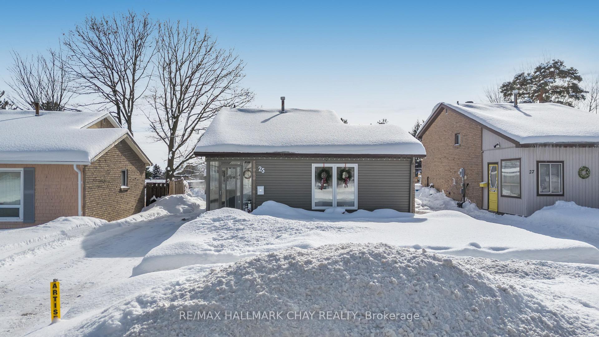 Photo 3 of 25 Shelley Lane, Barrie, Letitia Heights — HOMEH