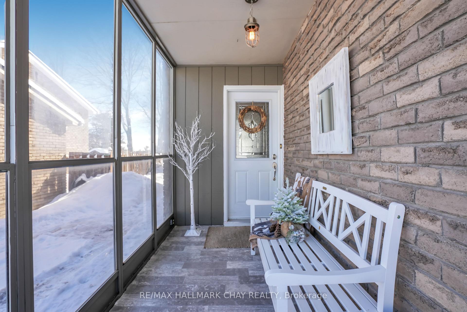 Photo 4 of 25 Shelley Lane, Barrie, Letitia Heights — HOMEH
