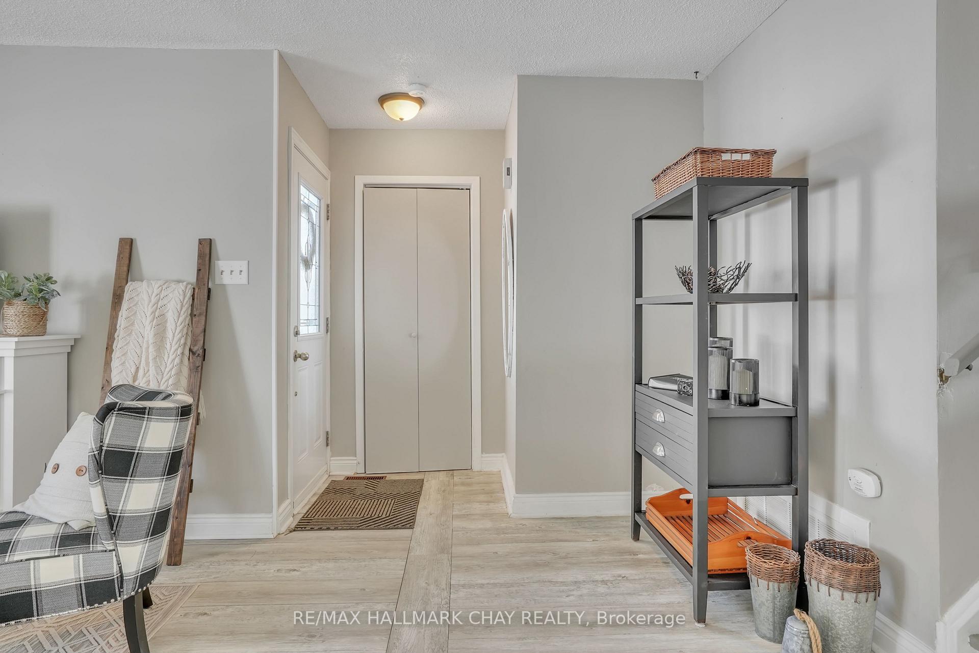 Photo 5 of 25 Shelley Lane, Barrie, Letitia Heights — HOMEH