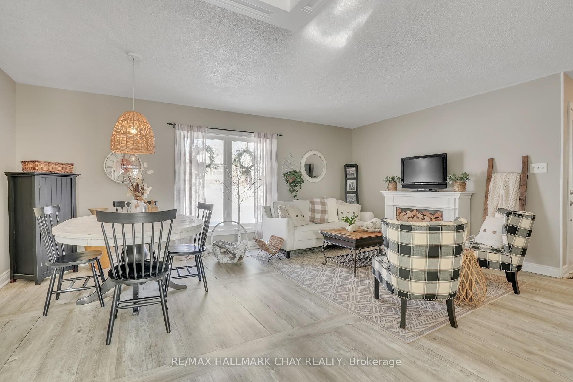 Photo 6 of 25 Shelley Lane, Barrie, Letitia Heights — HOMEH