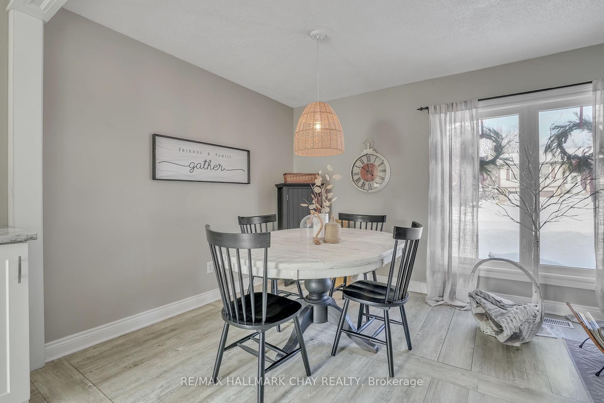 Photo 7 of 25 Shelley Lane, Barrie, Letitia Heights — HOMEH