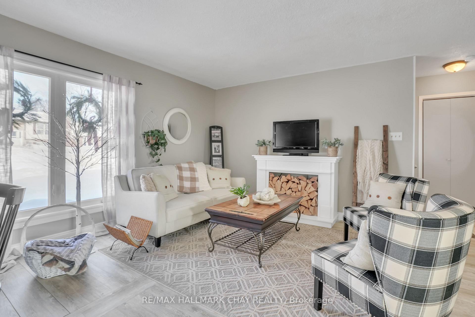 Photo 8 of 25 Shelley Lane, Barrie, Letitia Heights — HOMEH