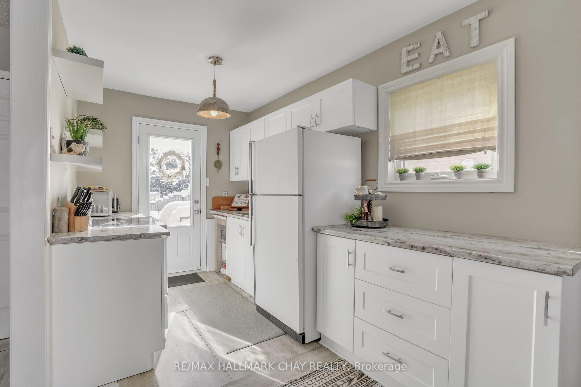 Photo 9 of 25 Shelley Lane, Barrie, Letitia Heights — HOMEH
