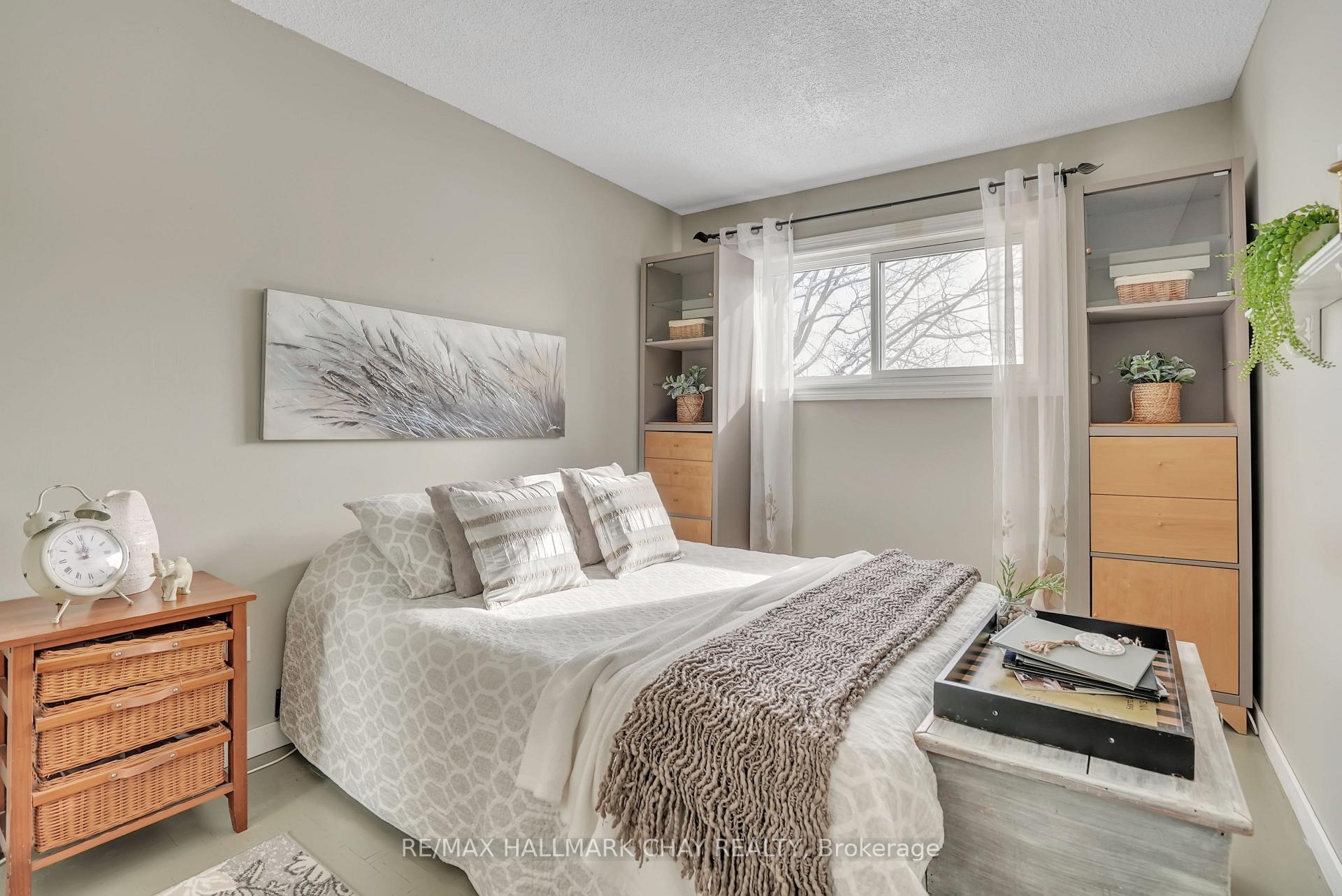 Photo 10 of 25 Shelley Lane, Barrie, Letitia Heights — HOMEH