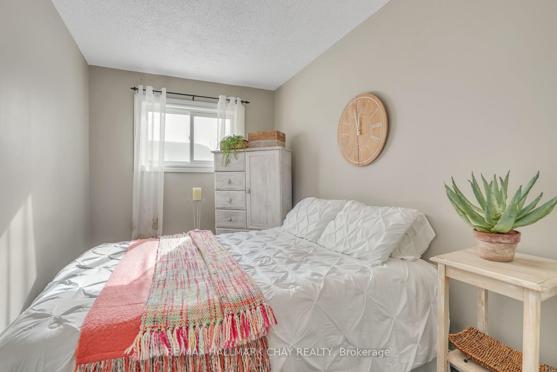 Photo 11 of 25 Shelley Lane, Barrie, Letitia Heights — HOMEH