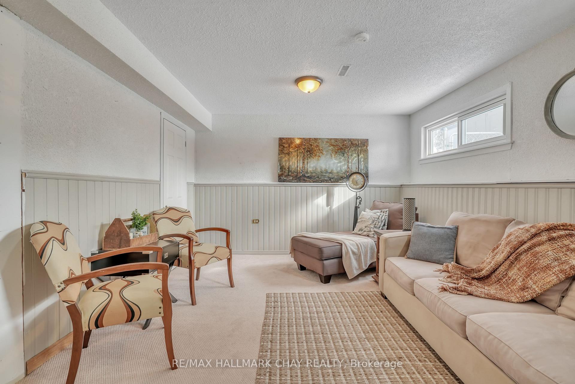 Photo 12 of 25 Shelley Lane, Barrie, Letitia Heights — HOMEH