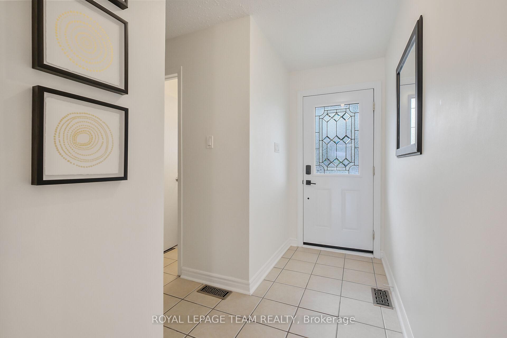 Photo 2 of 12 Bartley Cres, Ottawa, Barrhaven - On the Green — HOMEH