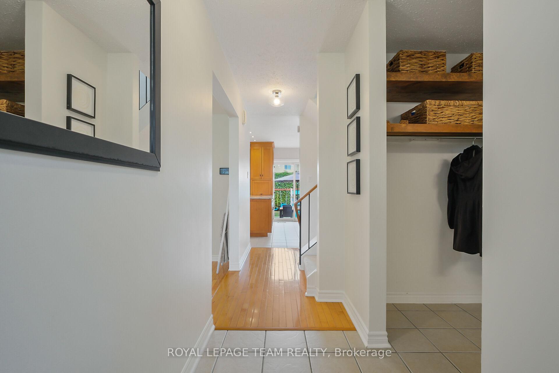 Photo 3 of 12 Bartley Cres, Ottawa, Barrhaven - On the Green — HOMEH