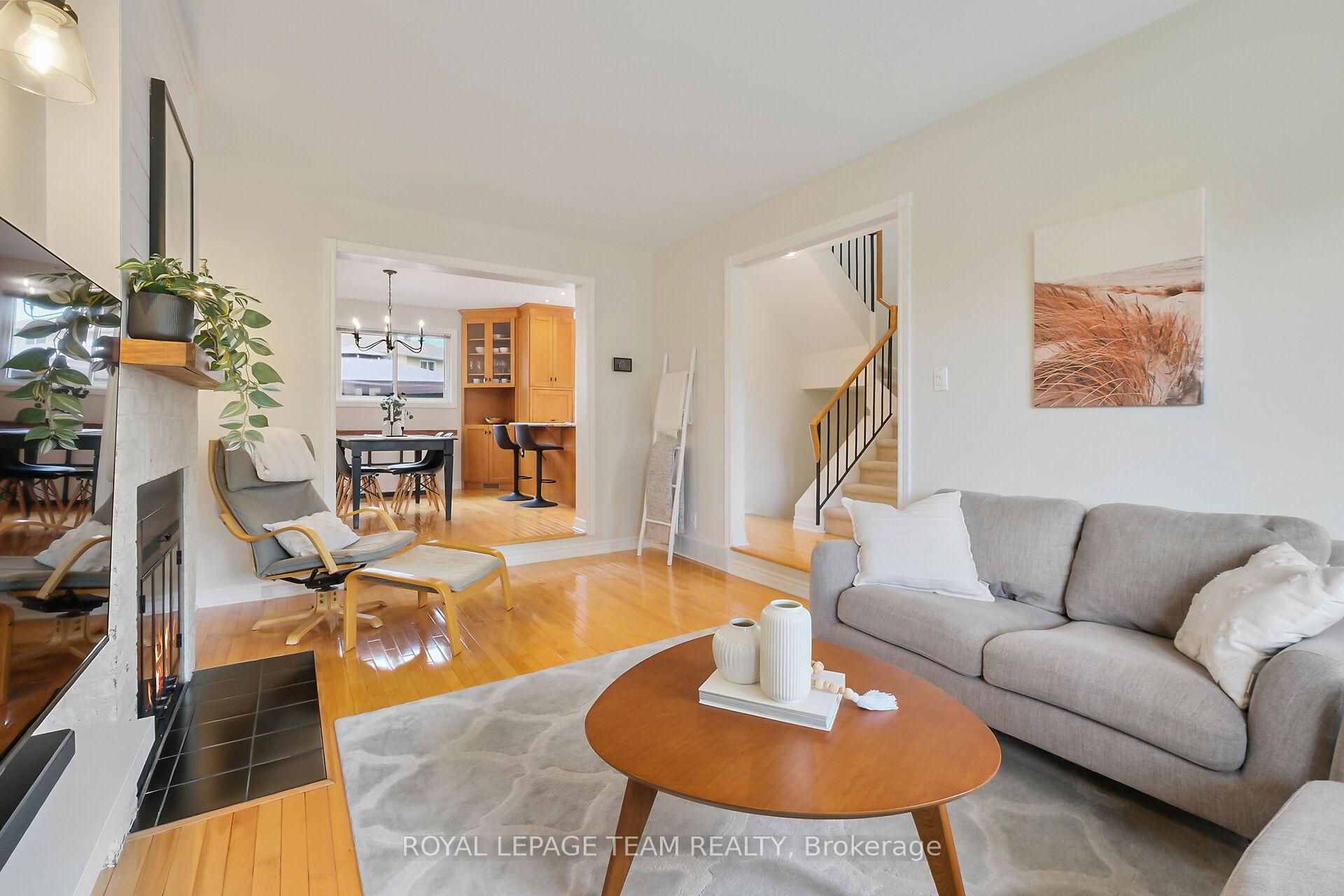 Photo 6 of 12 Bartley Cres, Ottawa, Barrhaven - On the Green — HOMEH