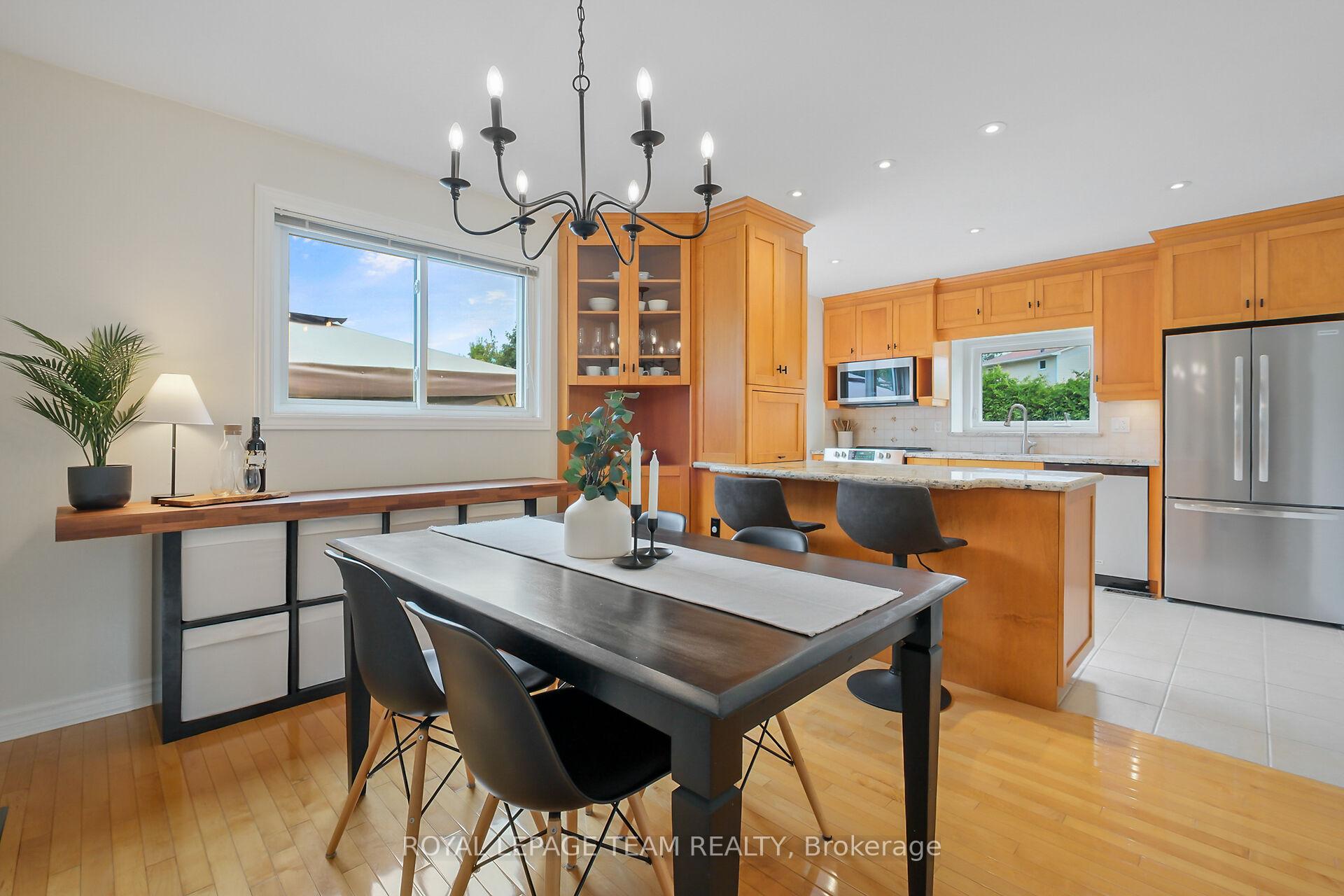 Photo 9 of 12 Bartley Cres, Ottawa, Barrhaven - On the Green — HOMEH