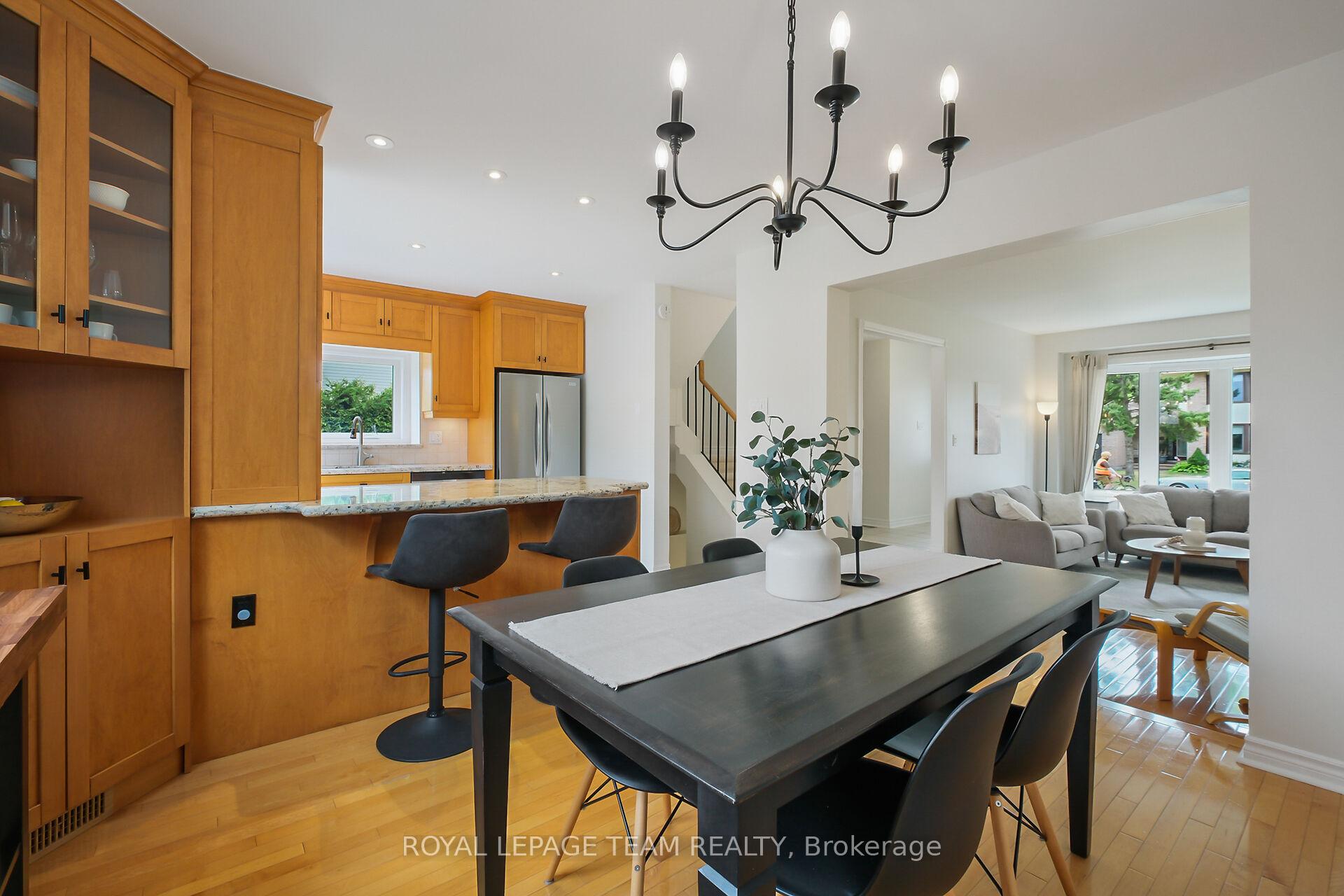Photo 8 of 12 Bartley Cres, Ottawa, Barrhaven - On the Green — HOMEH