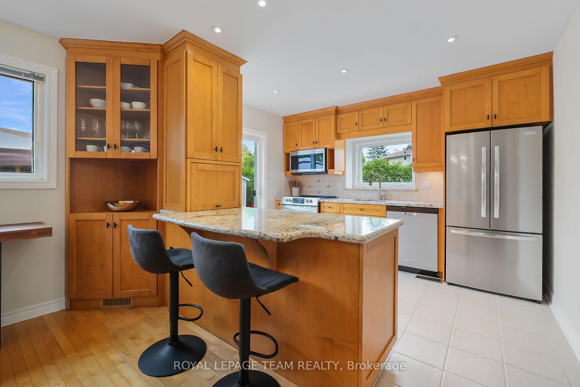 Photo 11 of 12 Bartley Cres, Ottawa, Barrhaven - On the Green — HOMEH