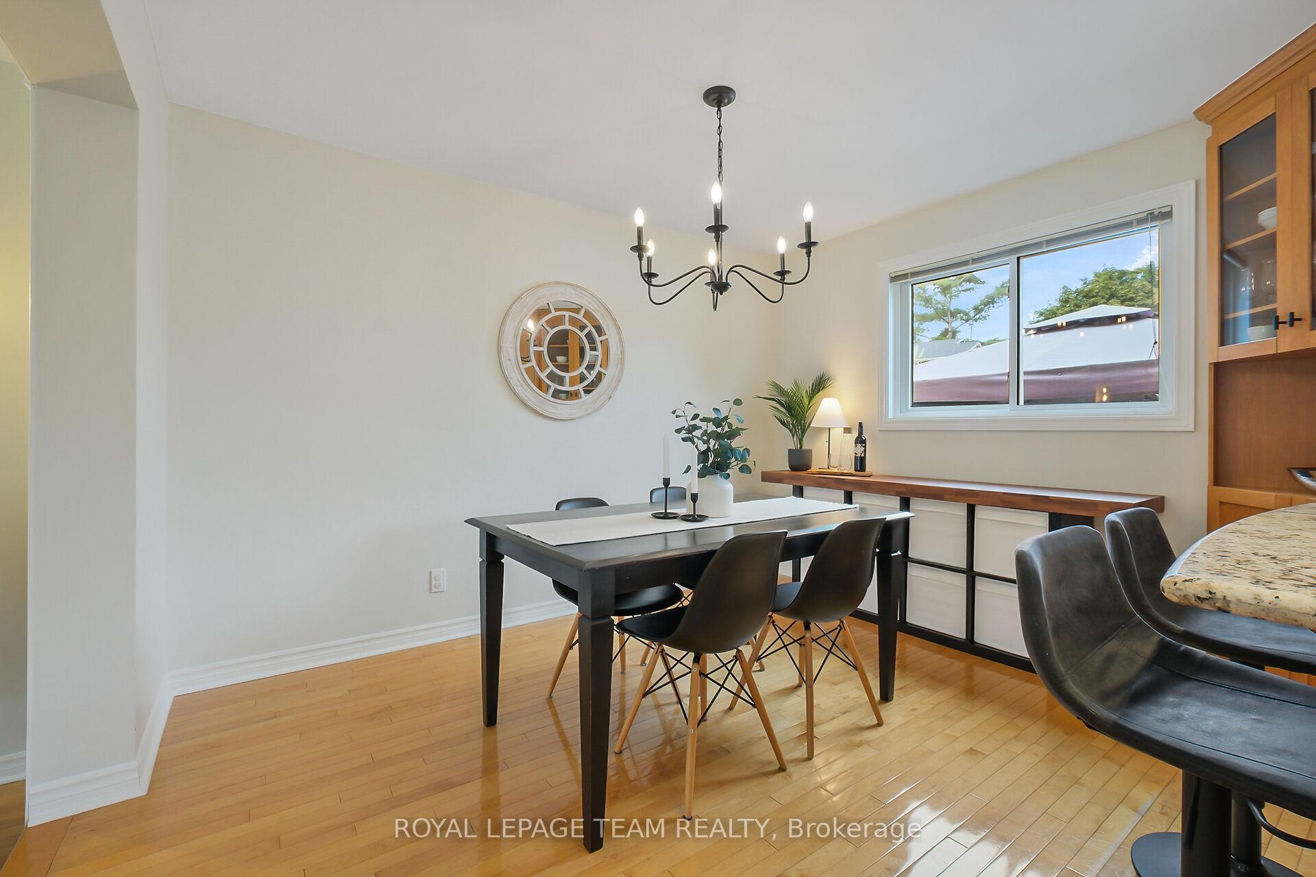 Photo 10 of 12 Bartley Cres, Ottawa, Barrhaven - On the Green — HOMEH