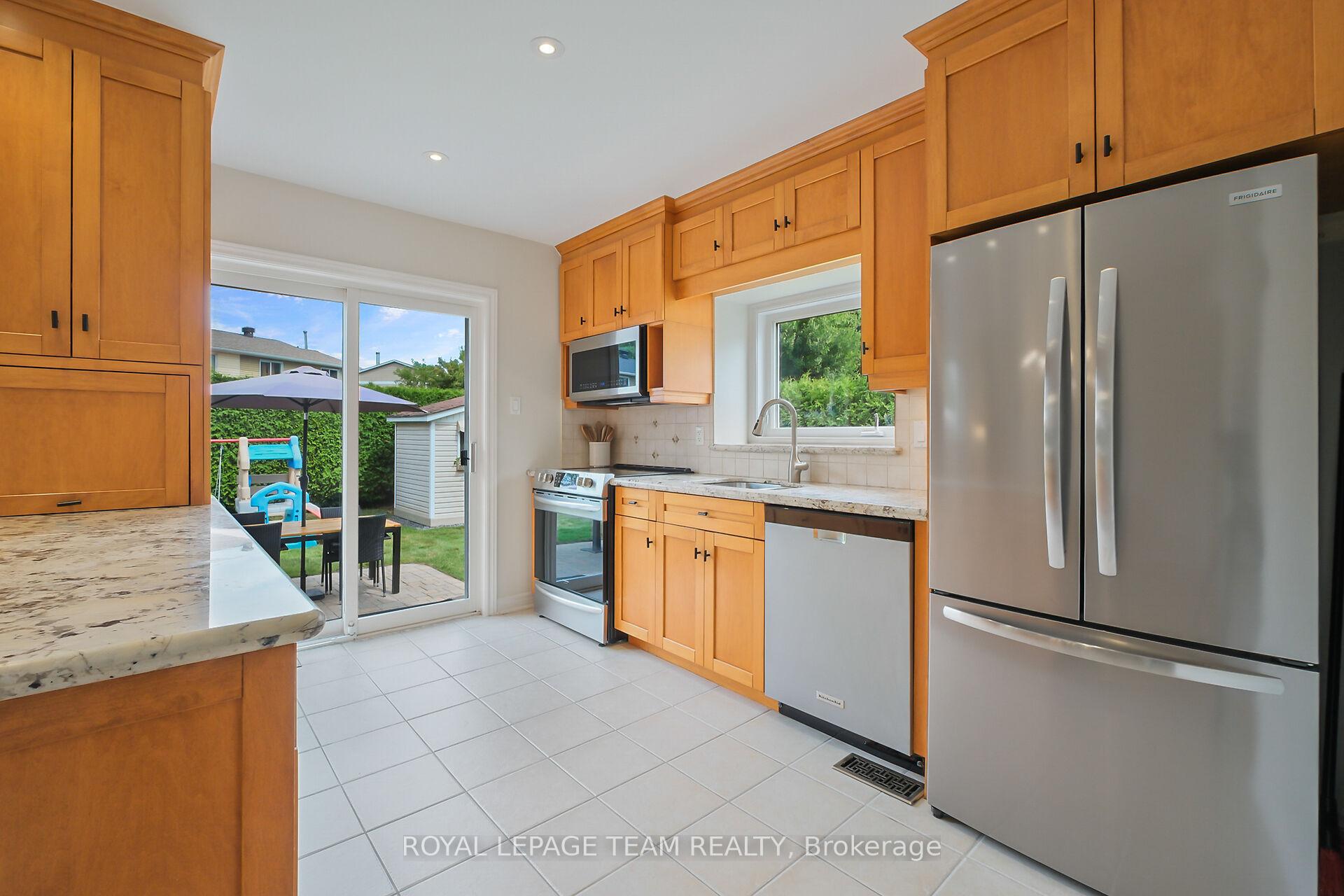 Photo 14 of 12 Bartley Cres, Ottawa, Barrhaven - On the Green — HOMEH