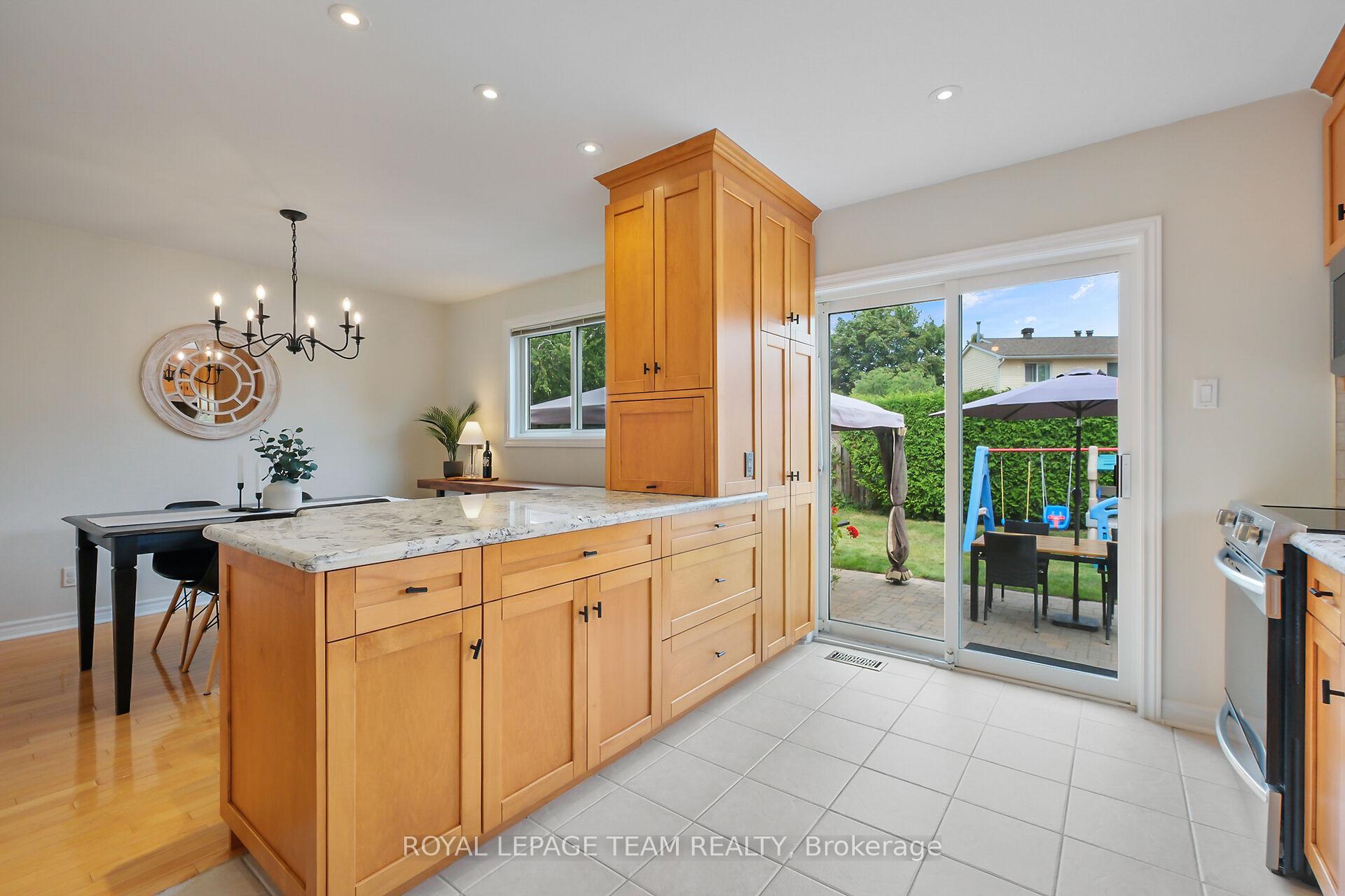 Photo 13 of 12 Bartley Cres, Ottawa, Barrhaven - On the Green — HOMEH