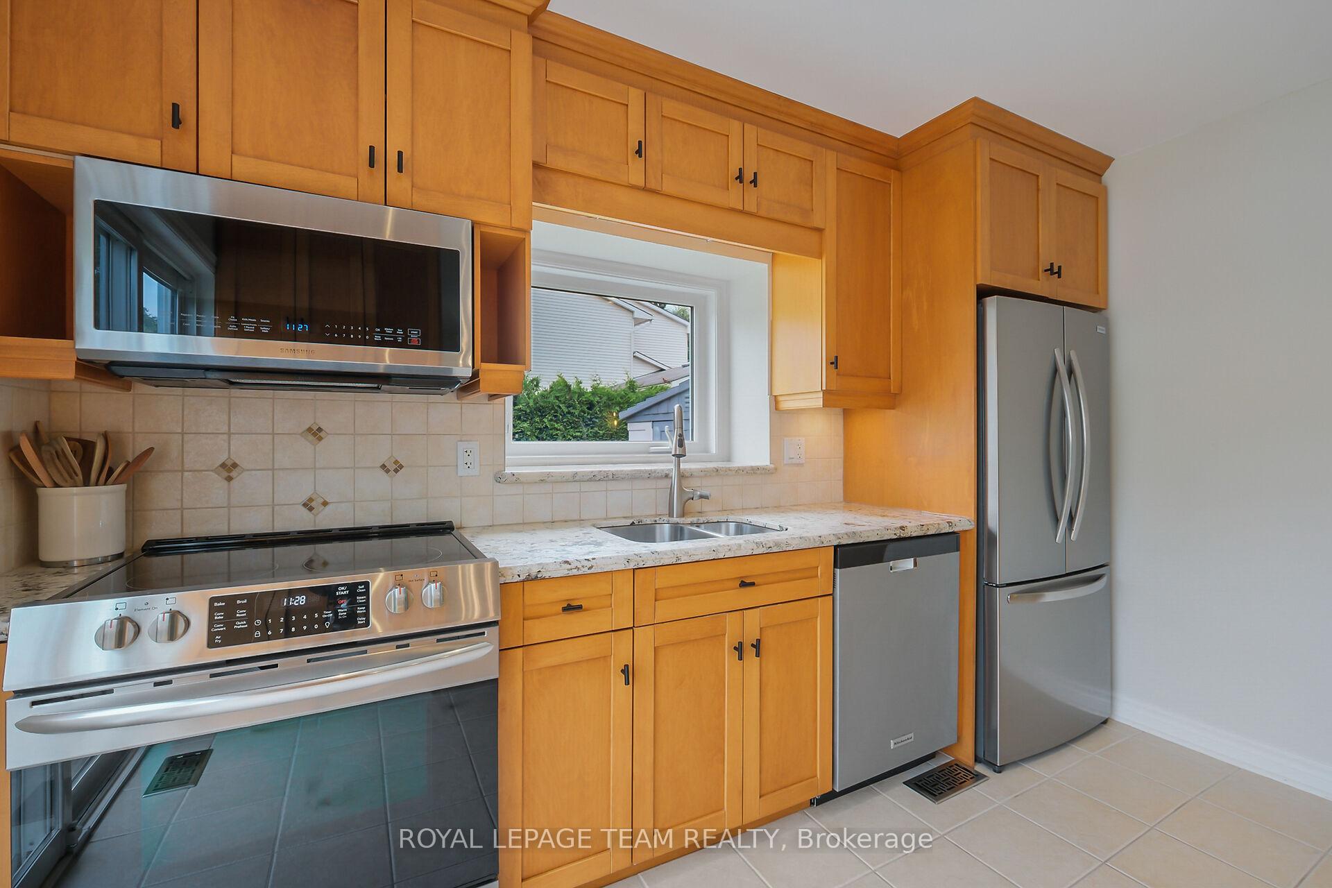 Photo 12 of 12 Bartley Cres, Ottawa, Barrhaven - On the Green — HOMEH