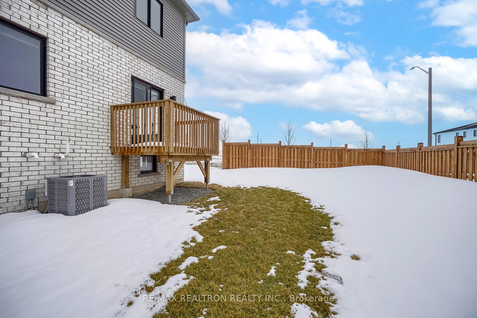 Photo 4 of 240 Prince William Way, Barrie, Rural Barrie Southeast — HOMEH