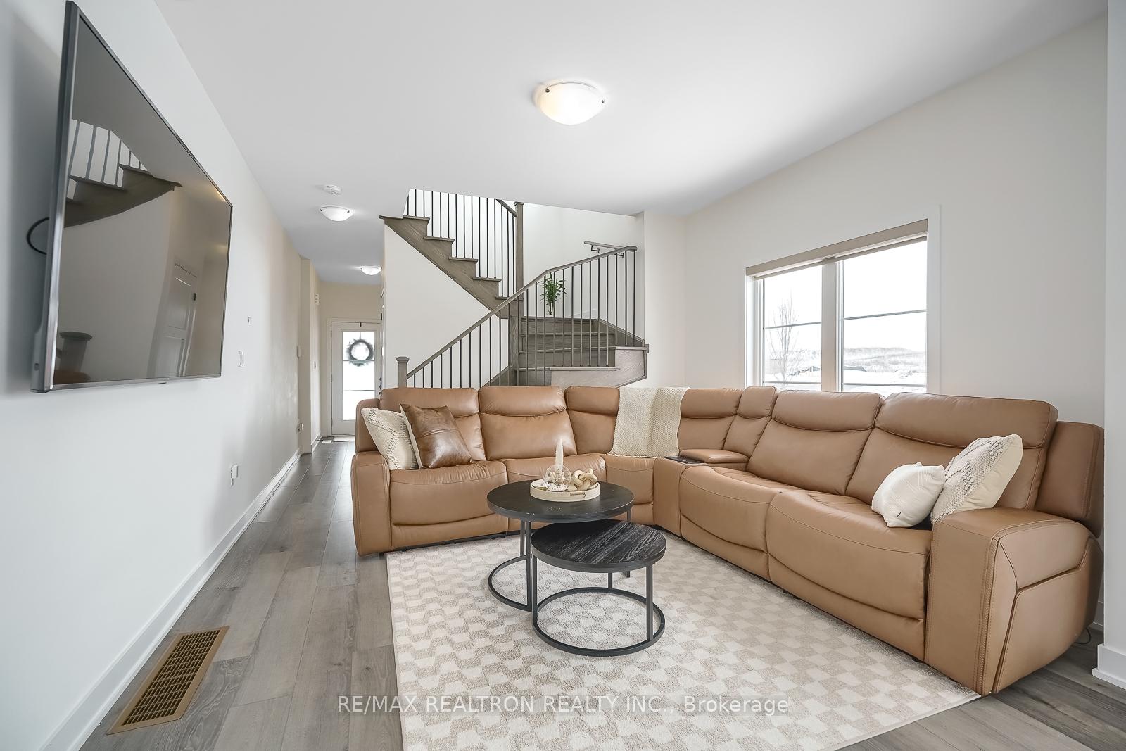 Photo 12 of 240 Prince William Way, Barrie, Rural Barrie Southeast — HOMEH