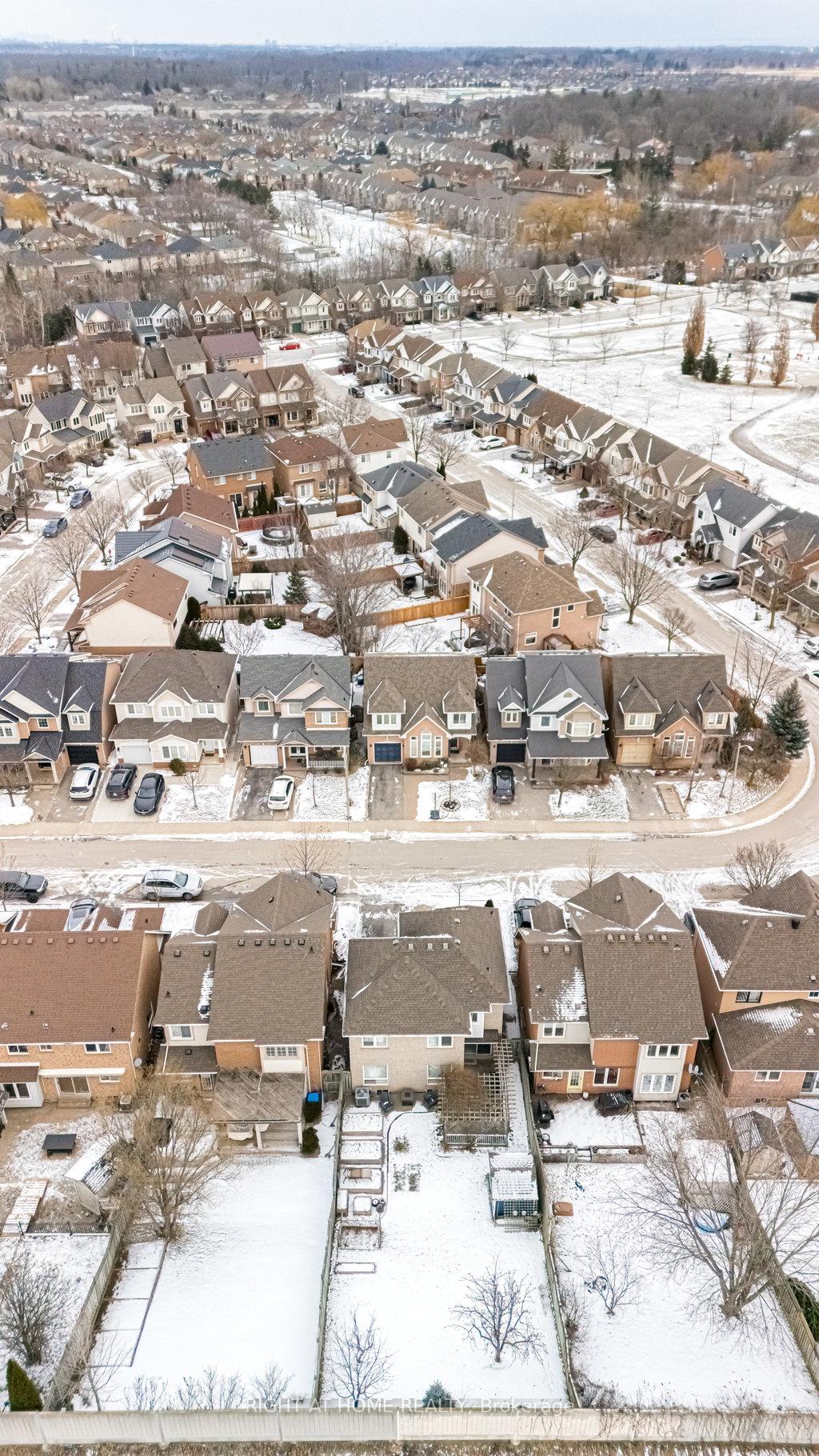 Photo 2 of 5140 Oakley Drive, Burlington, Orchard — HOMEH