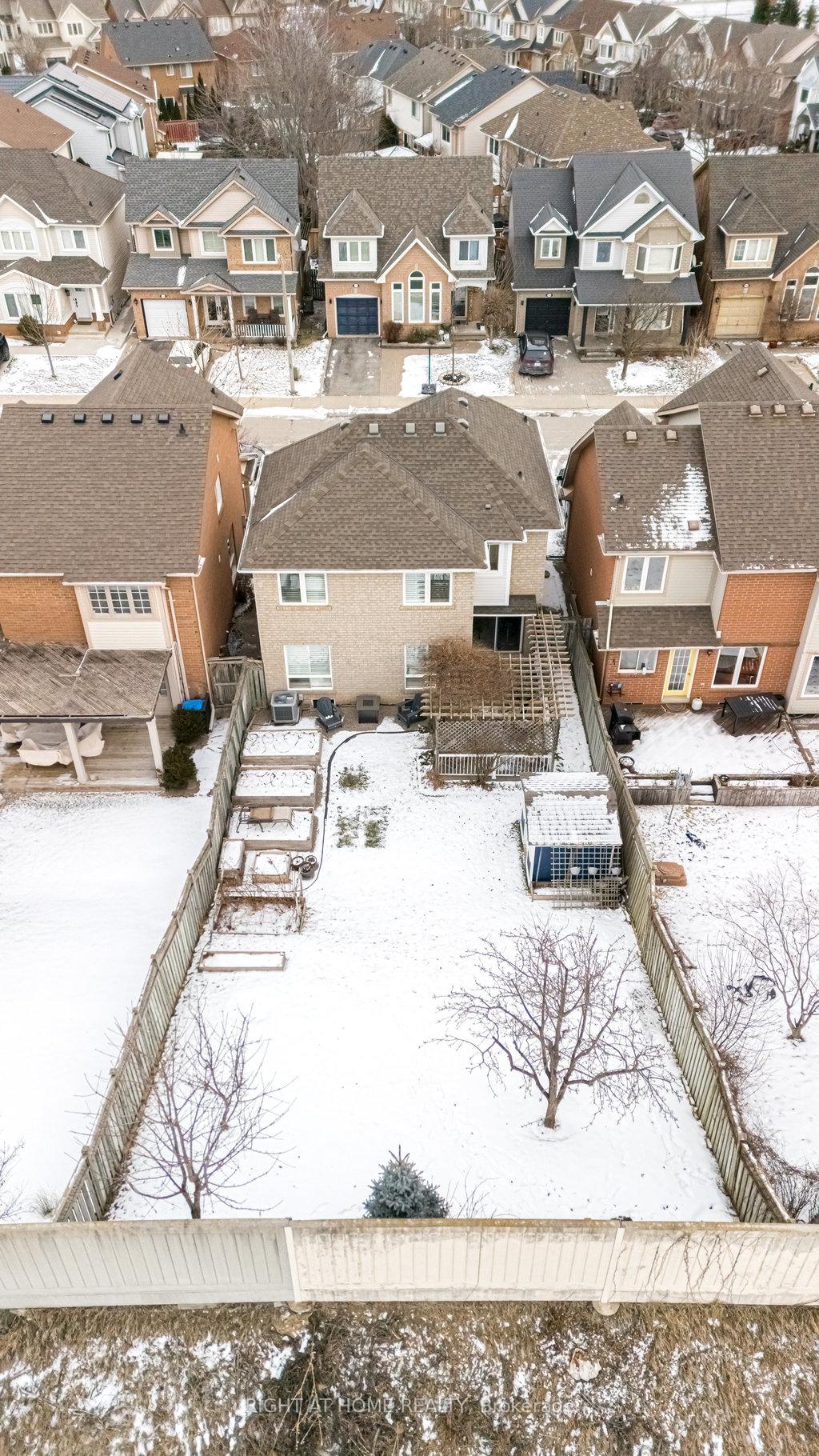 Photo 3 of 5140 Oakley Drive, Burlington, Orchard — HOMEH