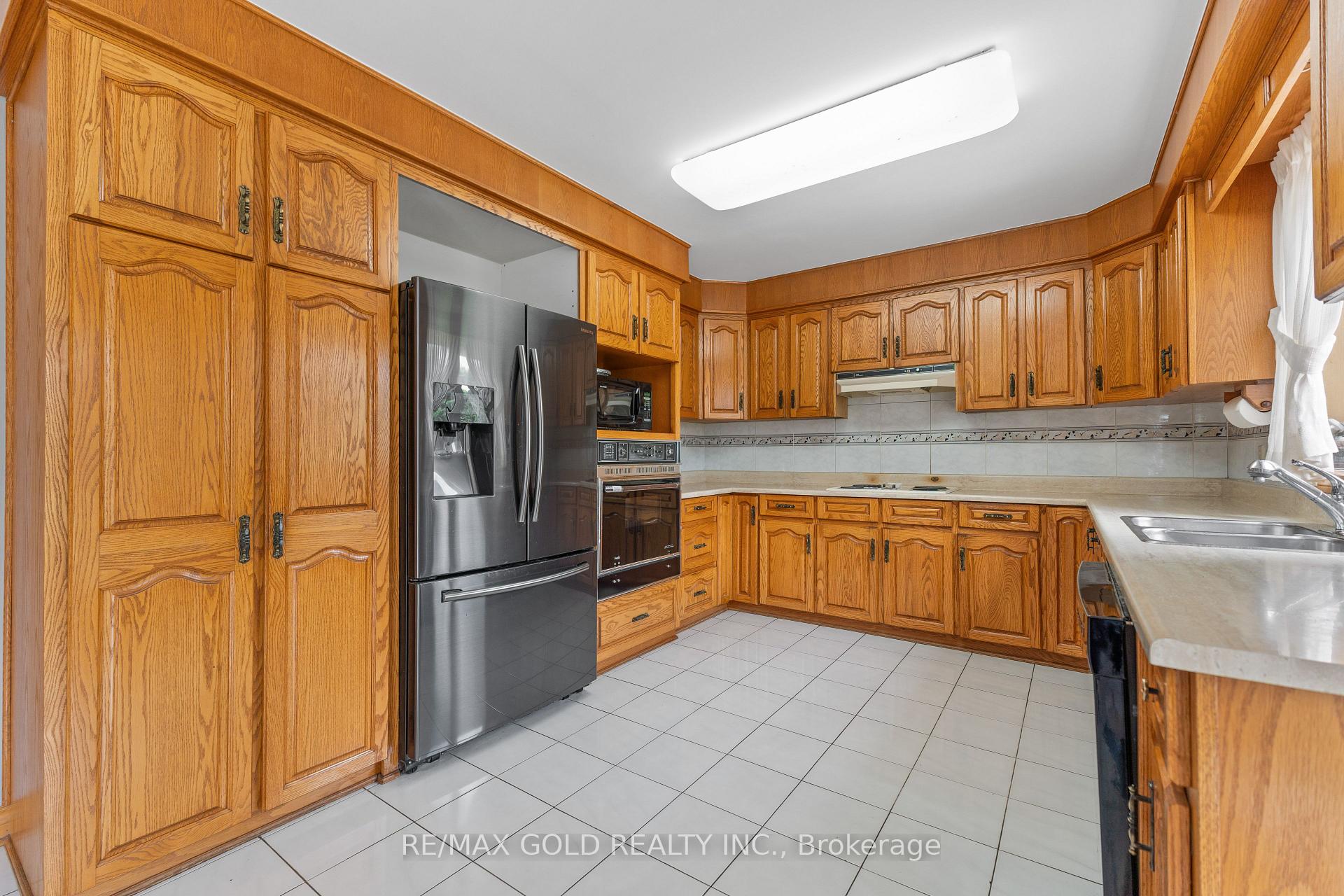 Photo 10 of 8 Ryckman Lane, Brampton, Toronto Gore Rural Estate — HOMEH