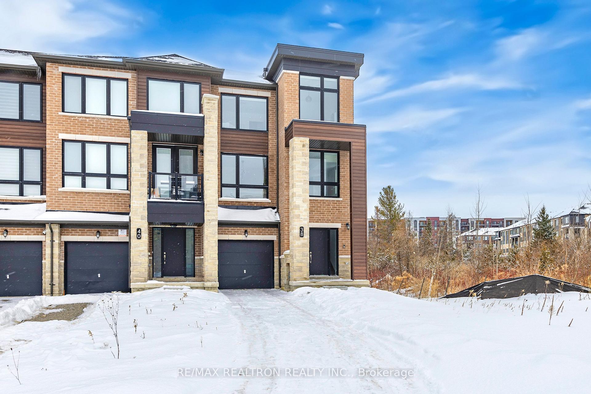 Photo 3 of 38 Blue Forest Crescent, Barrie, Innis-Shore — HOMEH