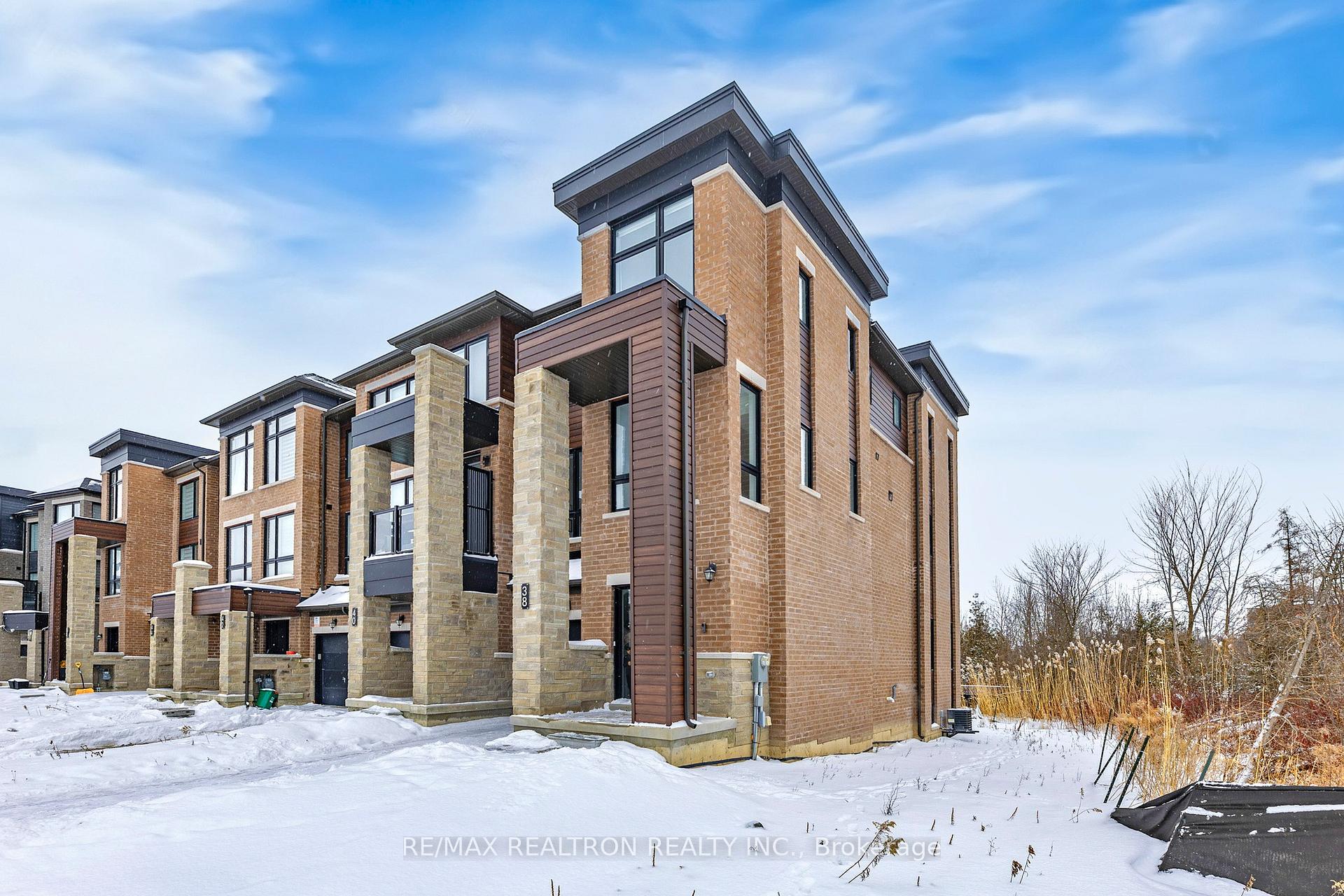 Photo 4 of 38 Blue Forest Crescent, Barrie, Innis-Shore — HOMEH