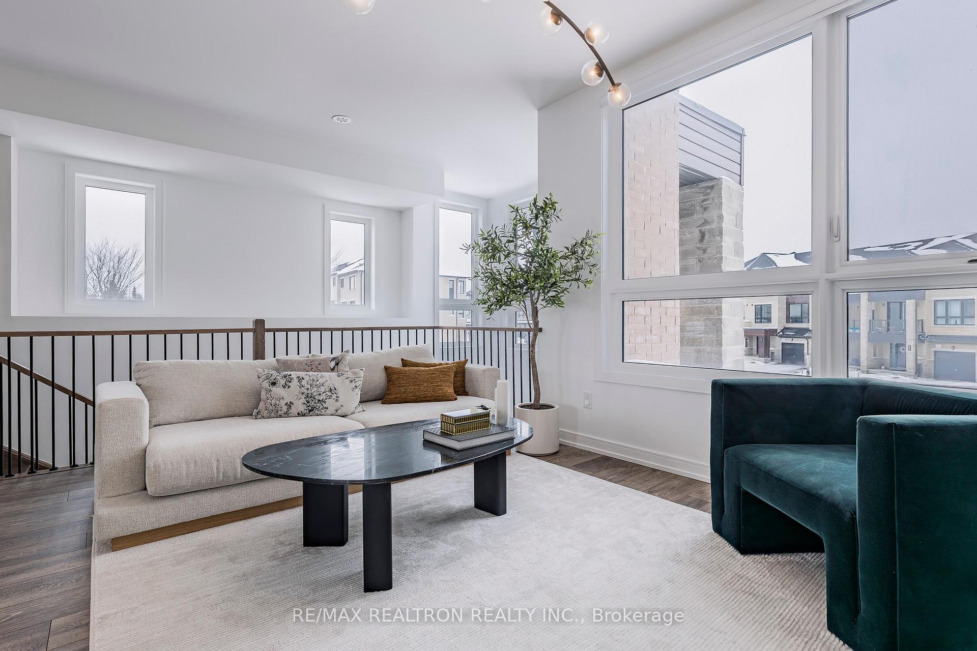 Photo 8 of 38 Blue Forest Crescent, Barrie, Innis-Shore — HOMEH