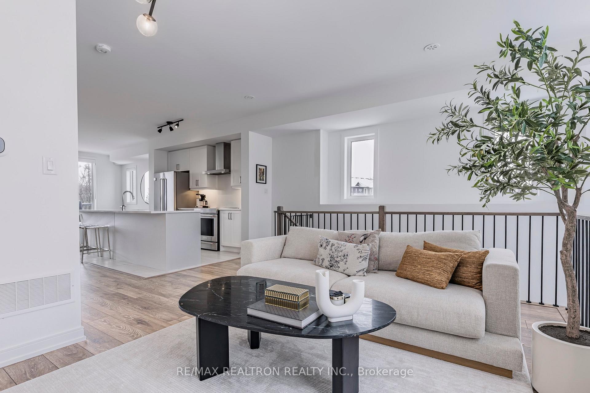 Photo 10 of 38 Blue Forest Crescent, Barrie, Innis-Shore — HOMEH
