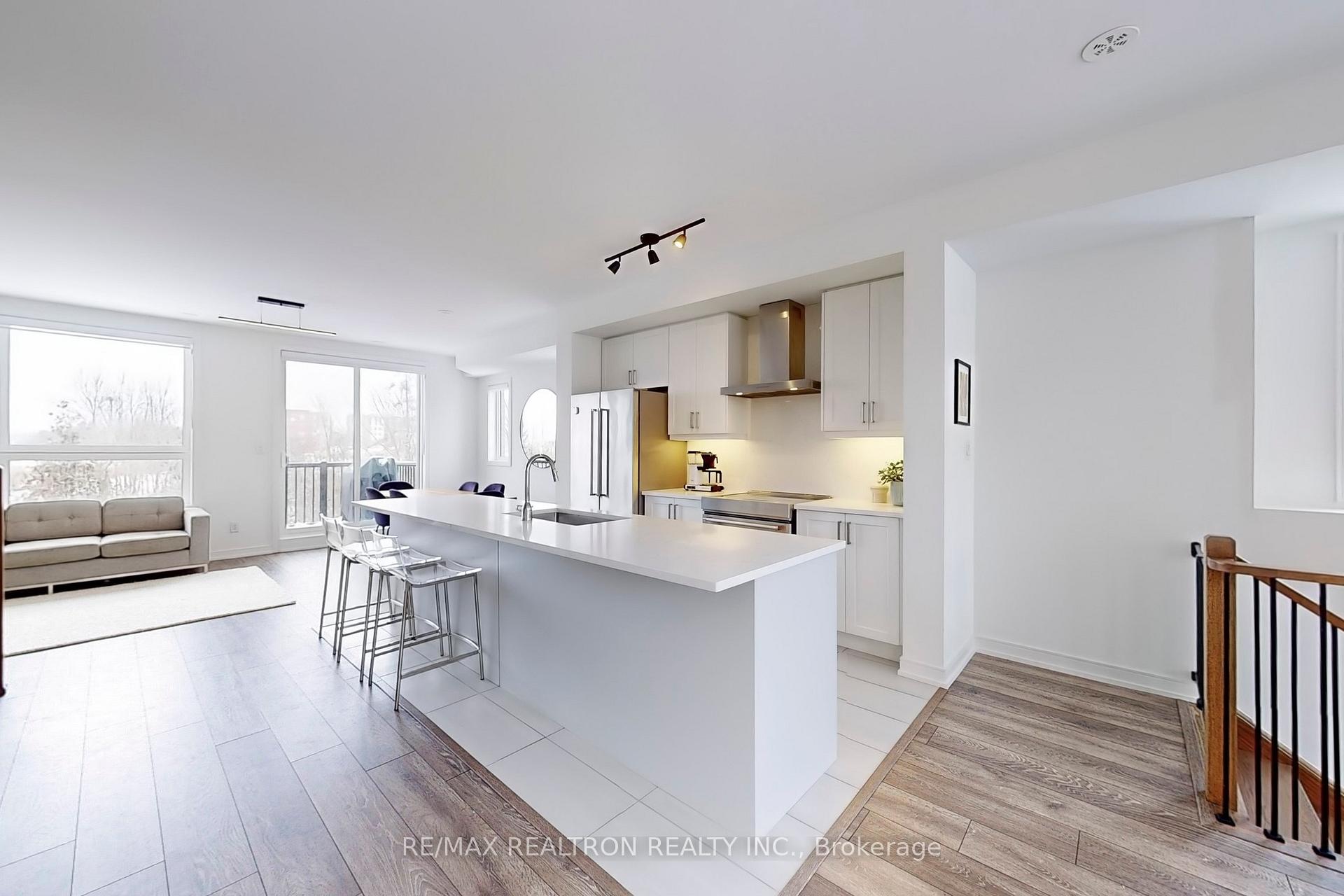 Photo 12 of 38 Blue Forest Crescent, Barrie, Innis-Shore — HOMEH