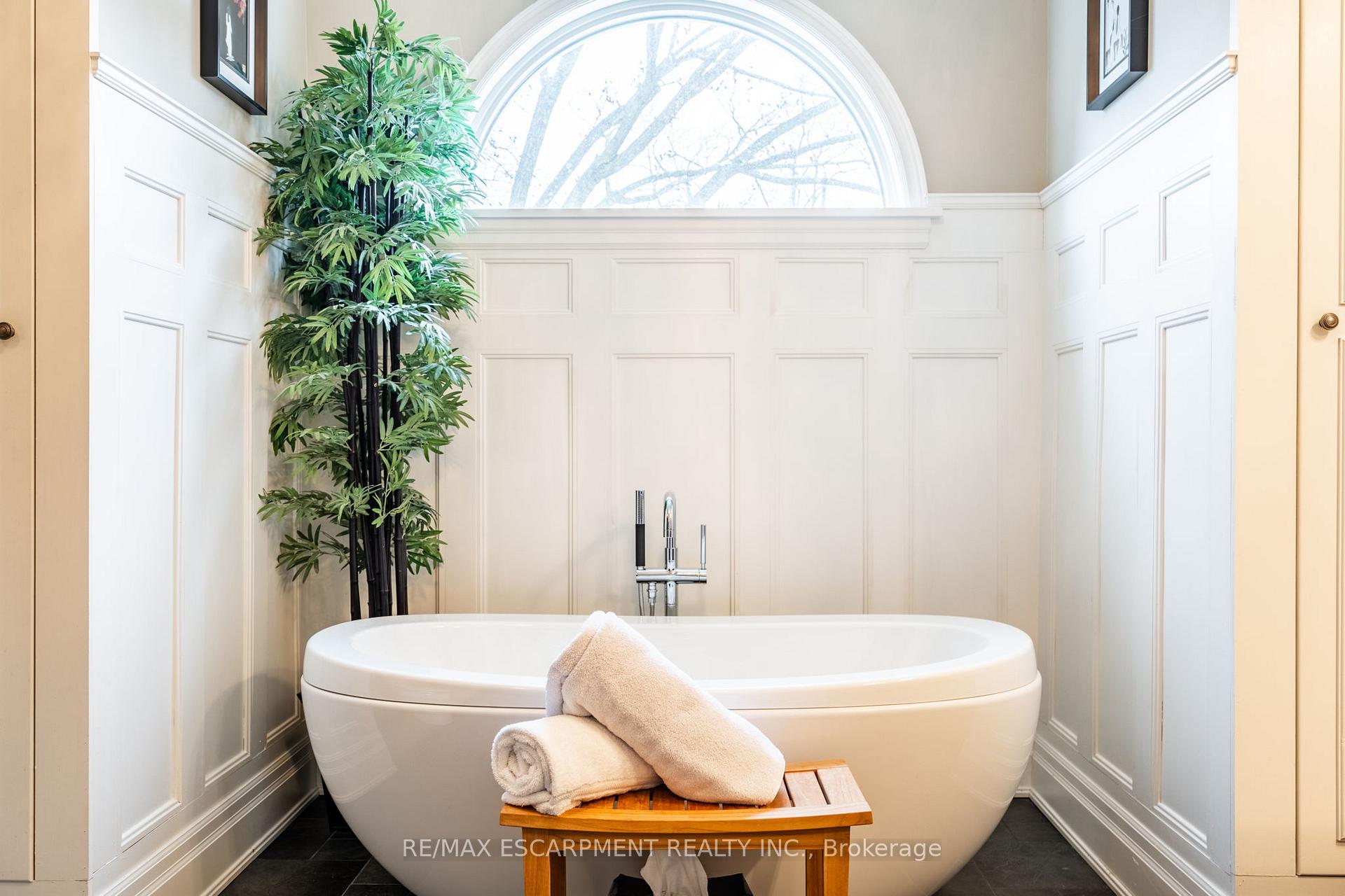 Photo 23 of 511 Martha Street, Burlington, Brant — HOMEH