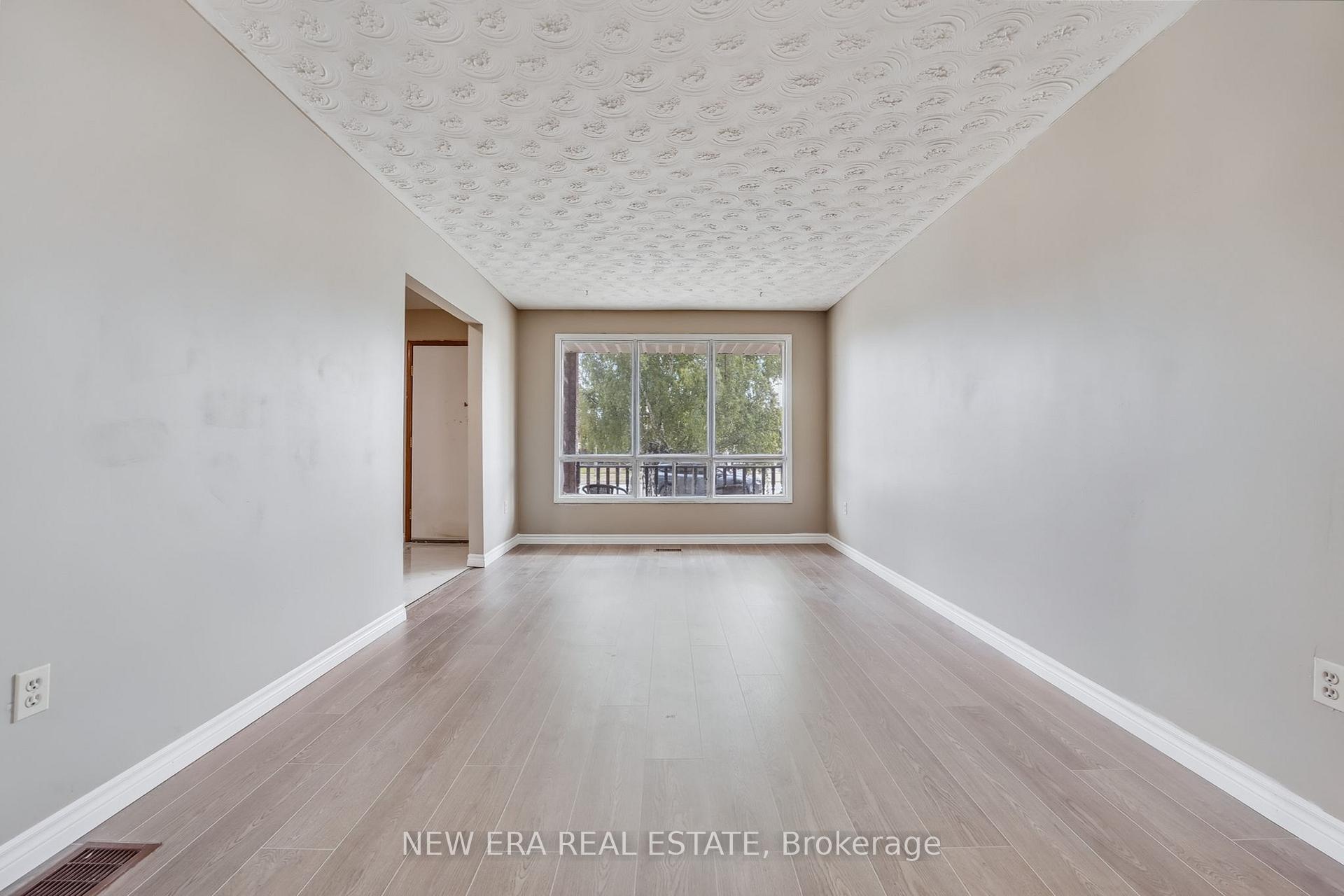 Photo 4 of 3 Envoy Boulevard, Hamilton, Stoney Creek — HOMEH