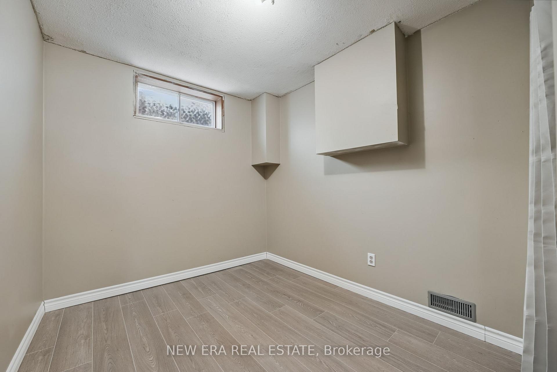 Photo 7 of 3 Envoy Boulevard, Hamilton, Stoney Creek — HOMEH