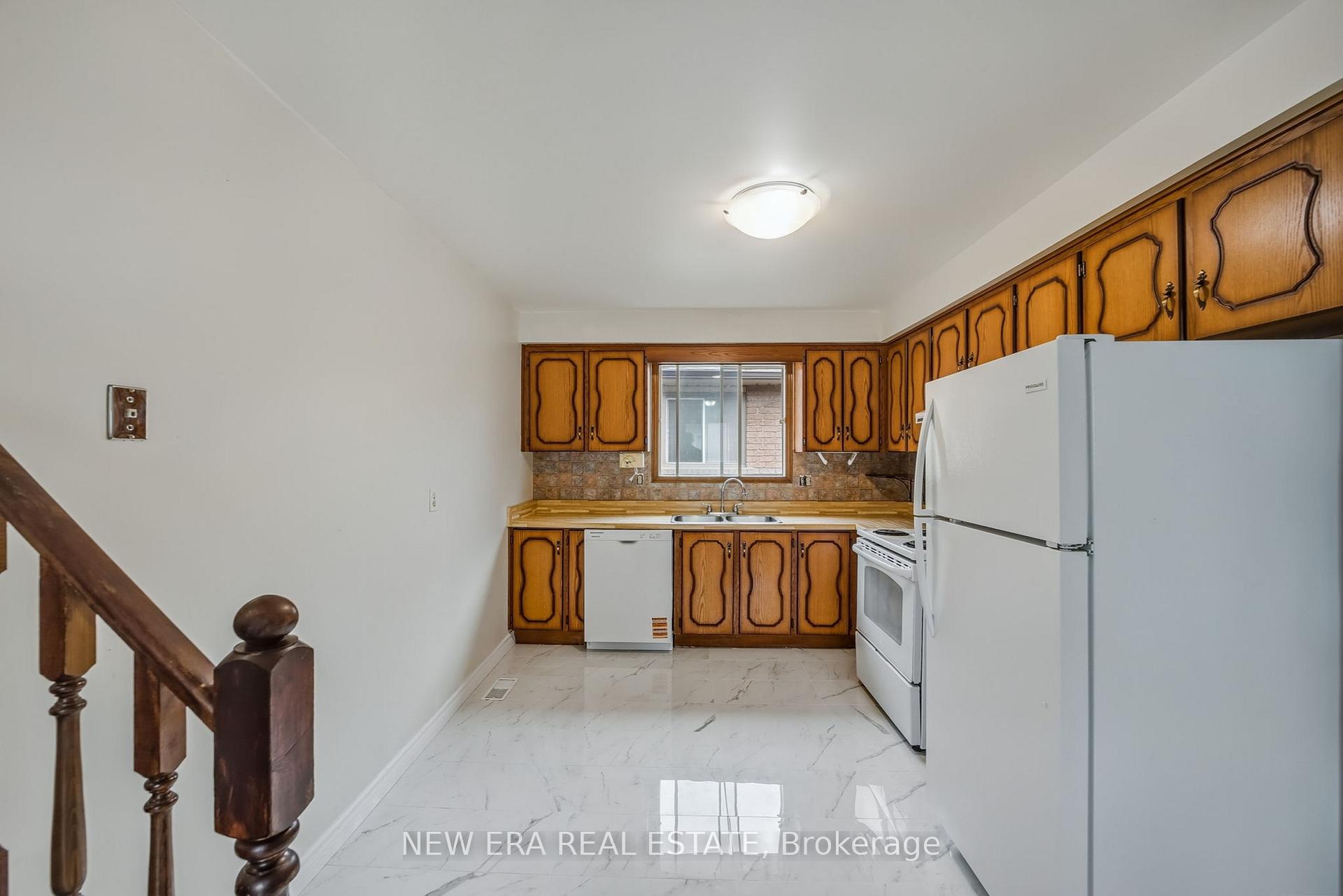 Photo 10 of 3 Envoy Boulevard, Hamilton, Stoney Creek — HOMEH