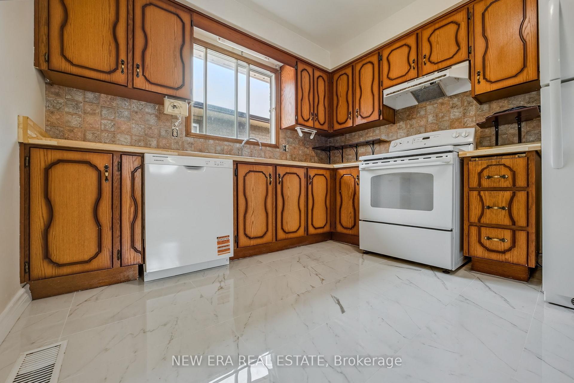 Photo 13 of 3 Envoy Boulevard, Hamilton, Stoney Creek — HOMEH