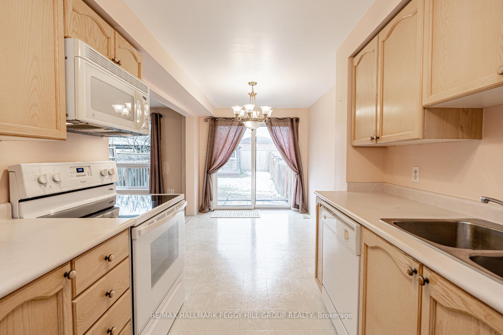 Photo 5 of 137 Nathan Crescent, Barrie, Painswick South — HOMEH