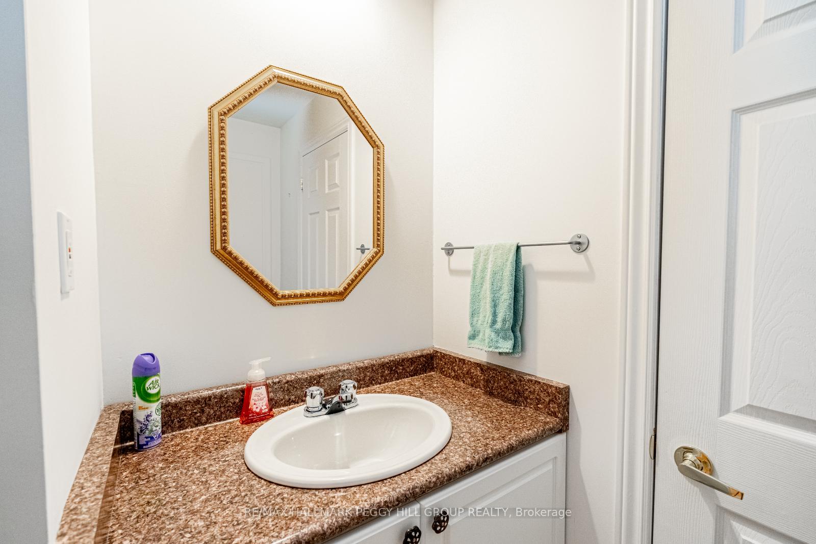 Photo 11 of 137 Nathan Crescent, Barrie, Painswick South — HOMEH