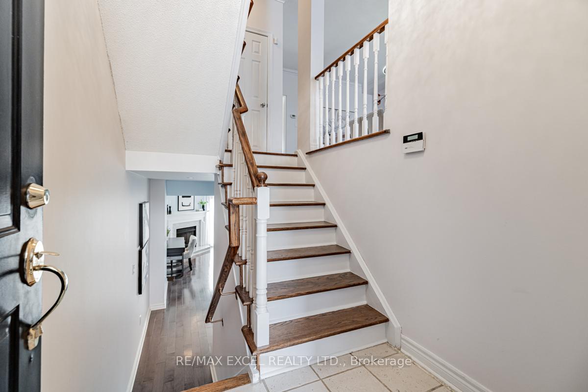 Photo 2 of 91 Thornway Avenue, Vaughan, Brownridge — HOMEH